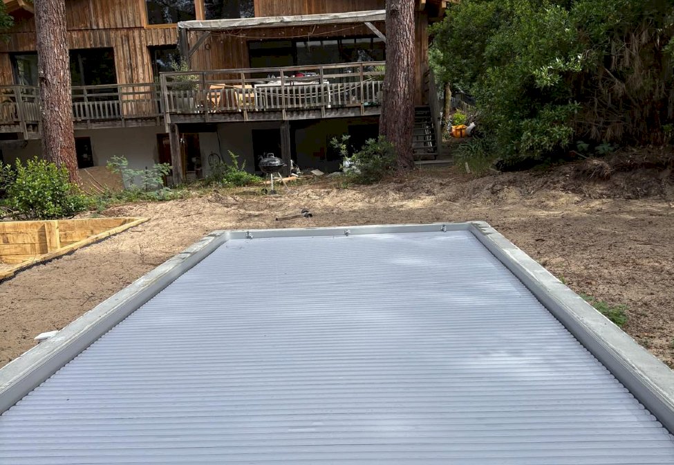 Construction d'une piscine classique en béton par Le Bassin Bleu